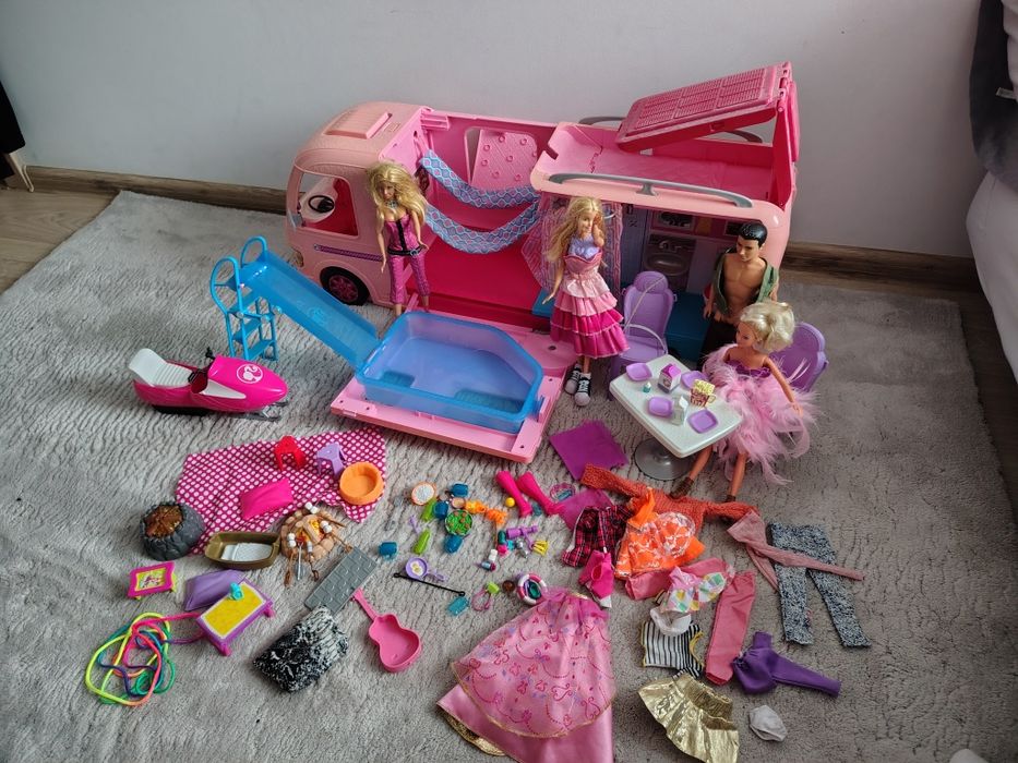 Kamper camper Barbi z lalkami akcesoriami i skuterem śnieżnym duży ze