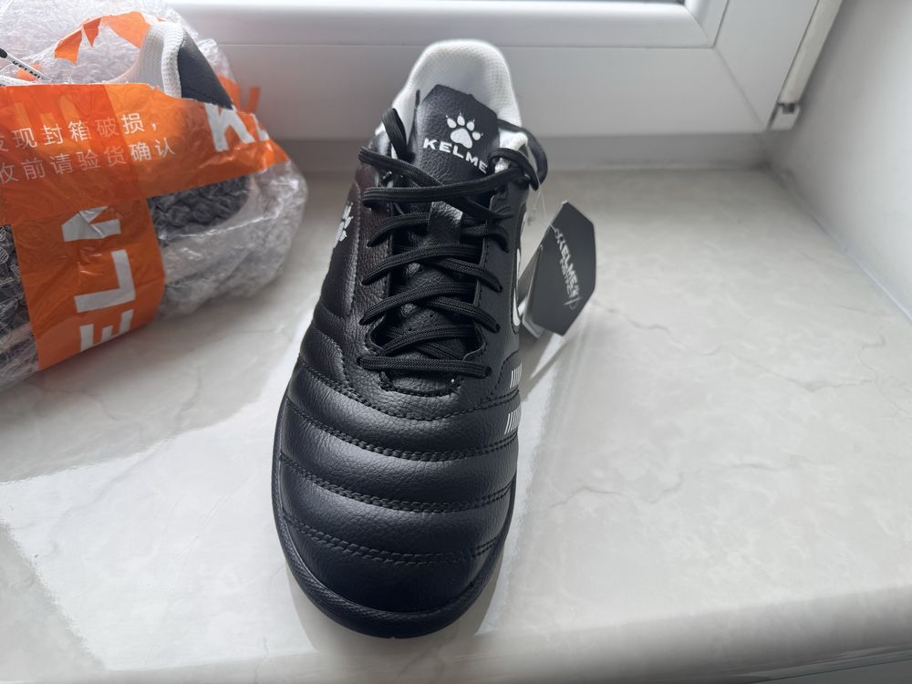 KELME 41р. Кросівки Сороконіжки Нові