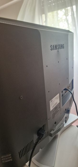 Modelo LE32R51B, TV LCD, SEM controle remoto.