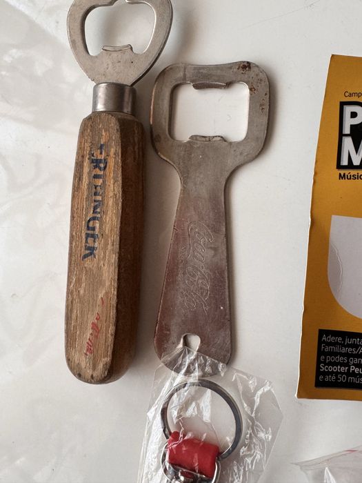 Merchandising abre capsulas coke auriculares super bock porta chaves