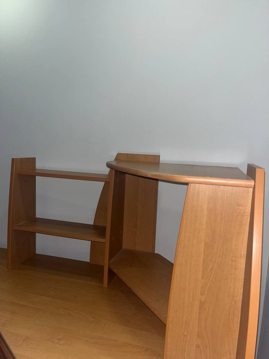 робочий стіл коричневого кольору не новий!!!