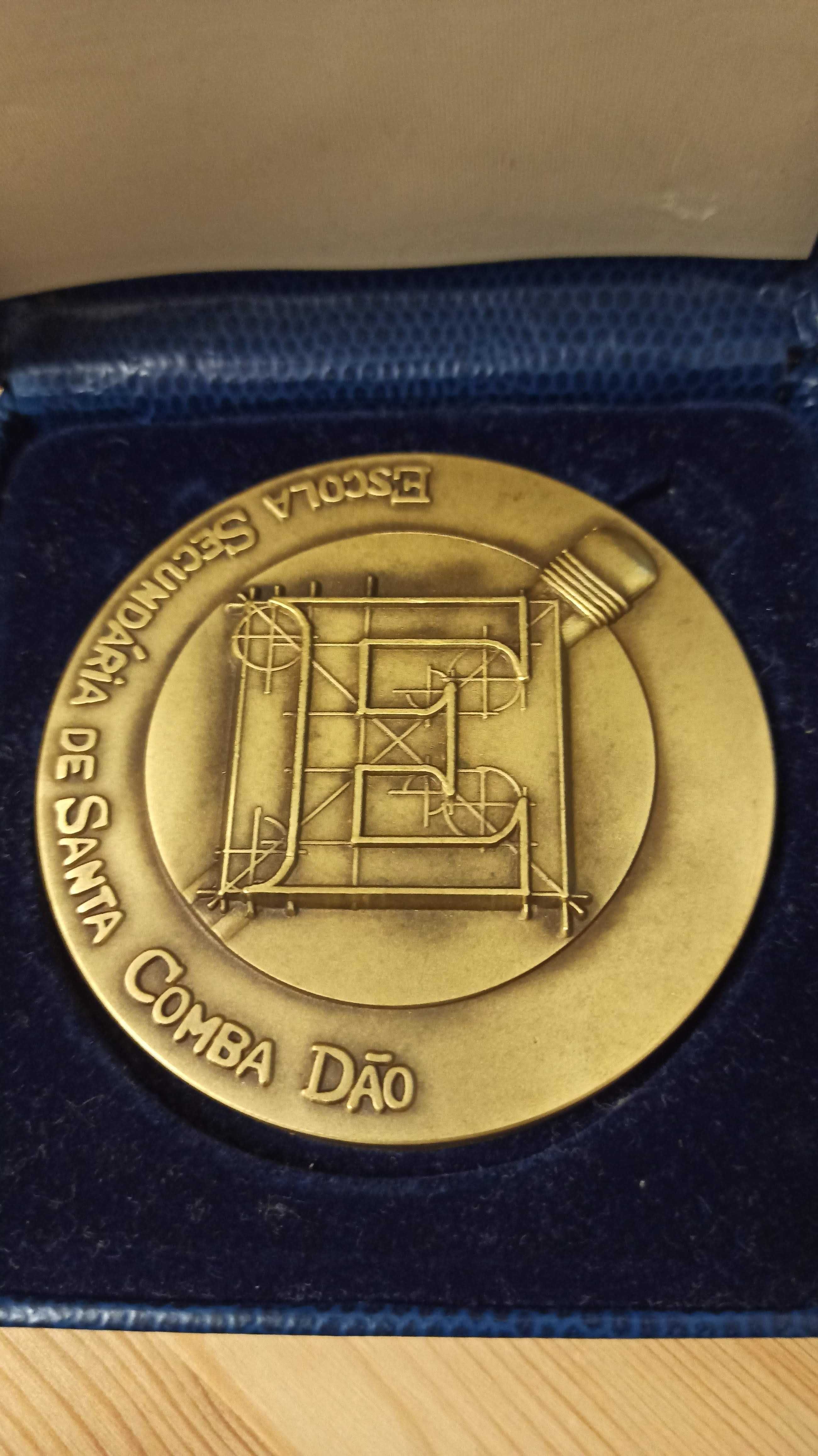 Medalha Comemorativa Escola Secundária de Santa Comba Dão  (1977)