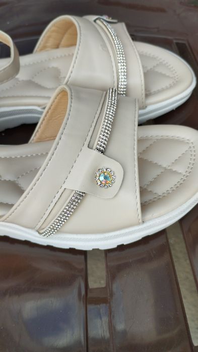 Босоніжки жіночі на широку ногу Босоніжки з камінчиками на широку ногу