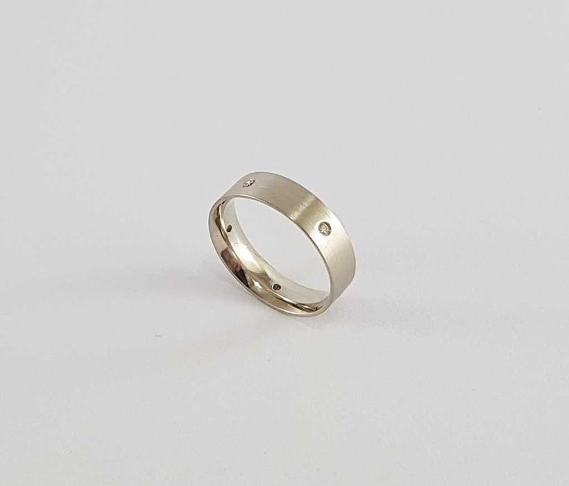 Złota obrączka próby 3 zdobiona 5 brylantami 0,08 ct