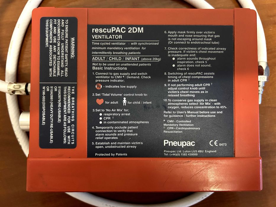 Respirator RescuPac 2DM z przewodami i mocowaniem karetkowym