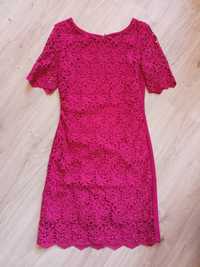 Modna piękna koronkowa sukienka w kolorze fuksji