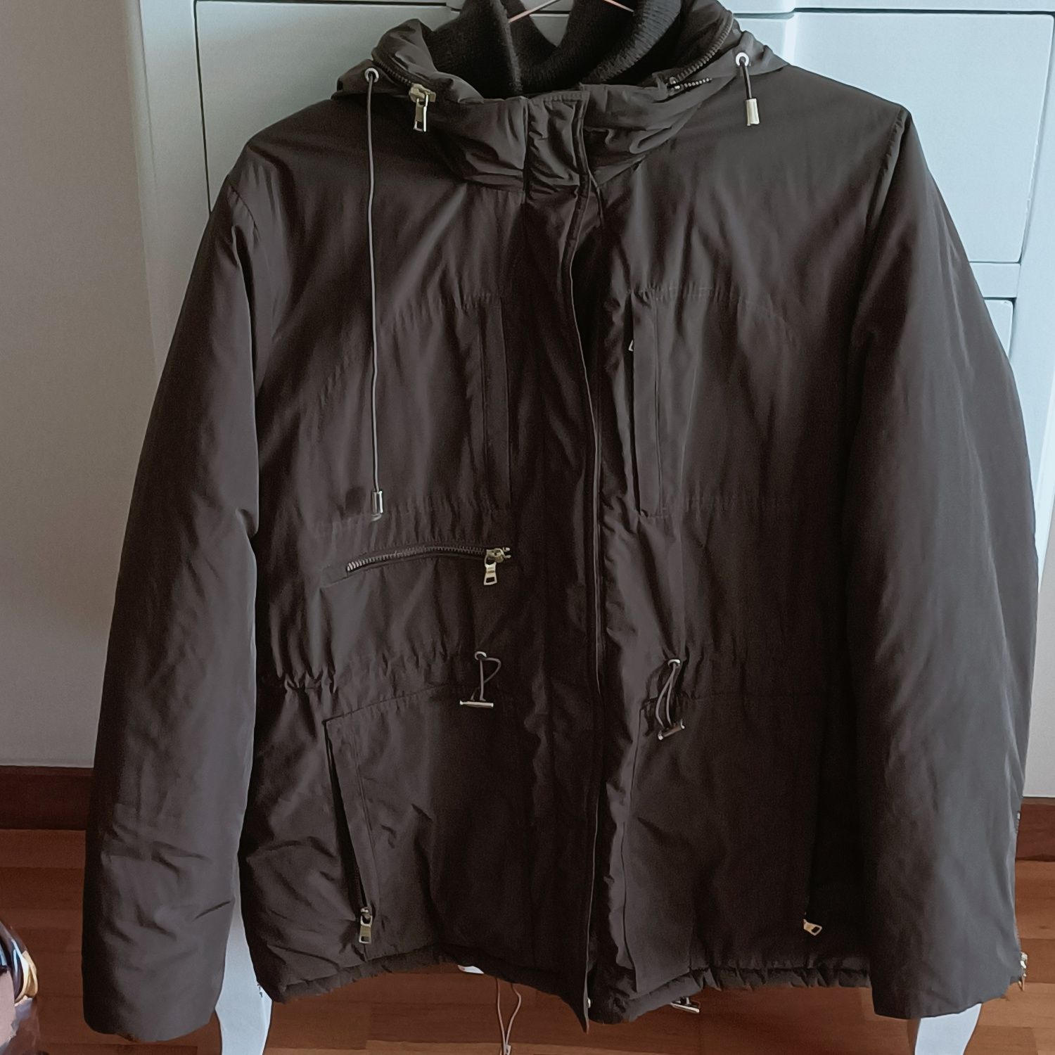 Parka verde caqui.