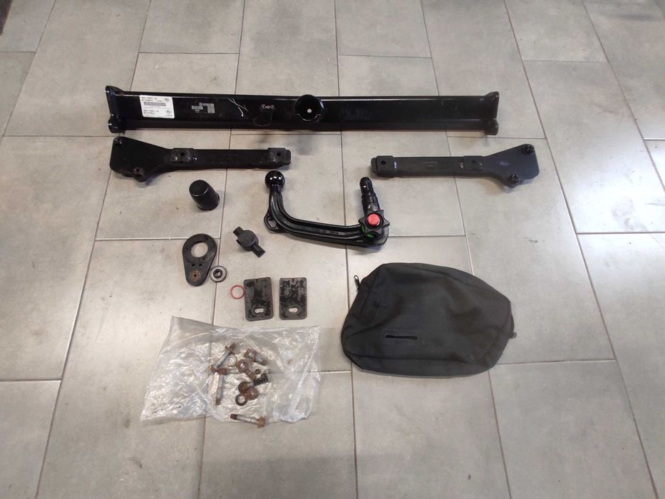 Oryginalny odpinany Hak holowniczy Ford Focus MK4 kombi