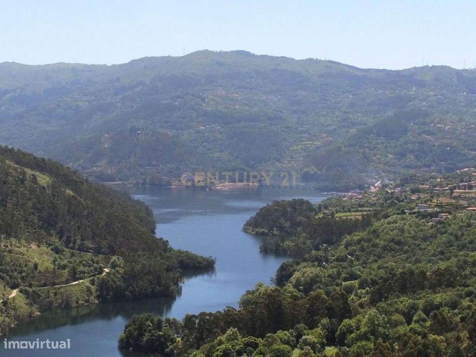 Magnífica Propriedade com 3 Apartamentos no Gerês ,Vista Rio