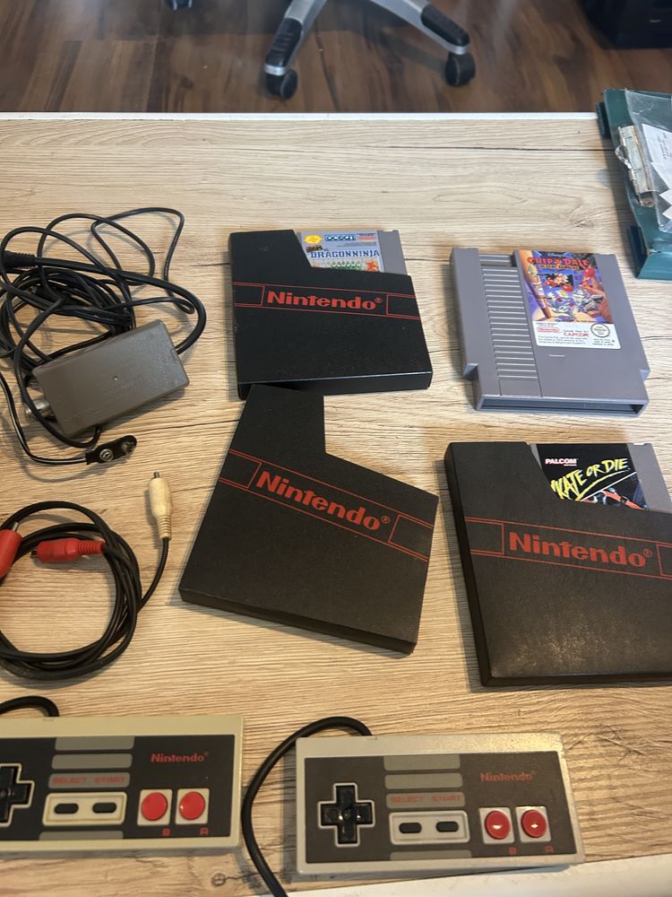 Nintendo NES,4 gry ,2pady zestaw