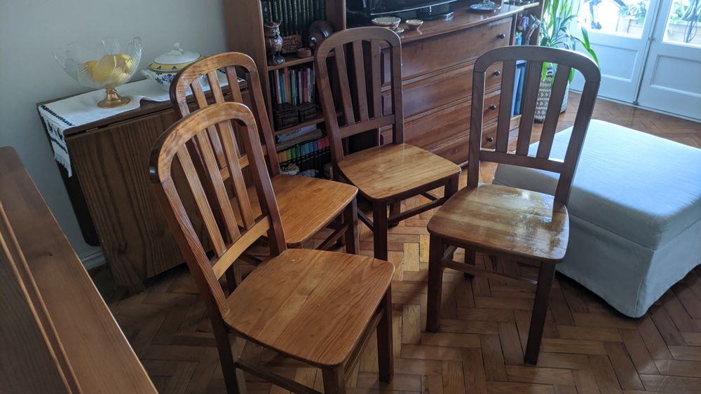 Conjunto de 4 cadeiras em madeira maciça