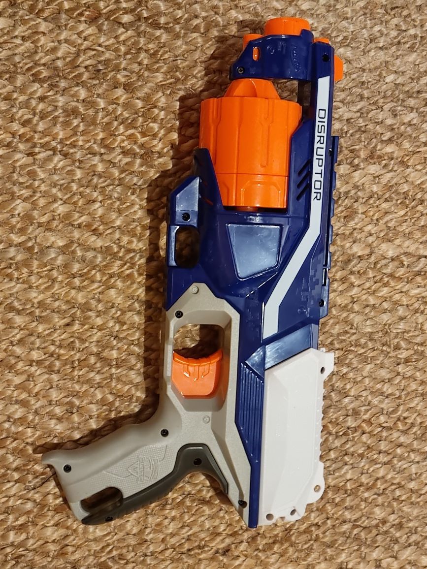 pistolet NERF z dużym magazynkiem