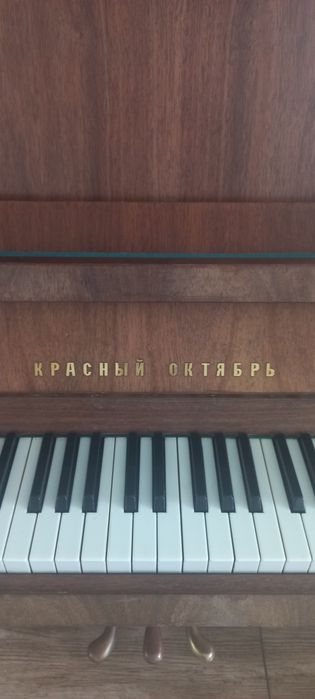 Pianino ,,Czerwony Październik"