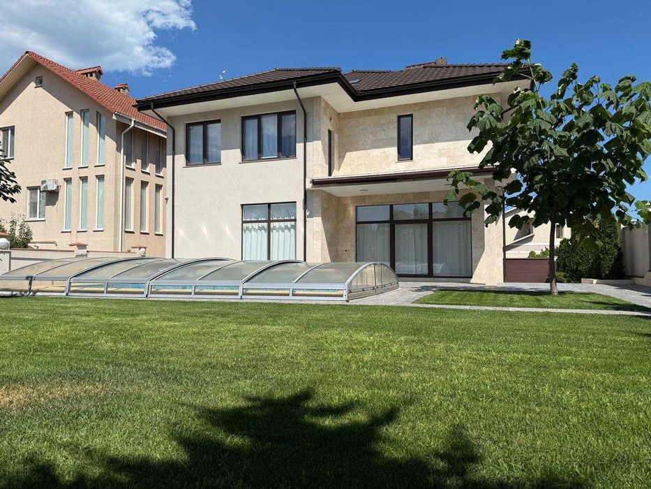 Надёжный дом в Совиньоне с подвалом-укрытием и бассейном. 7,2 сотки.