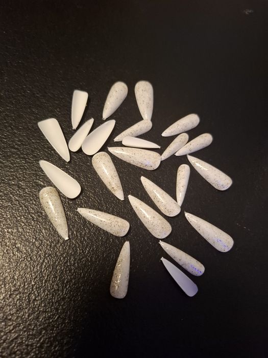 Sztuczne paznokcie białe ze złotymi drobinkami