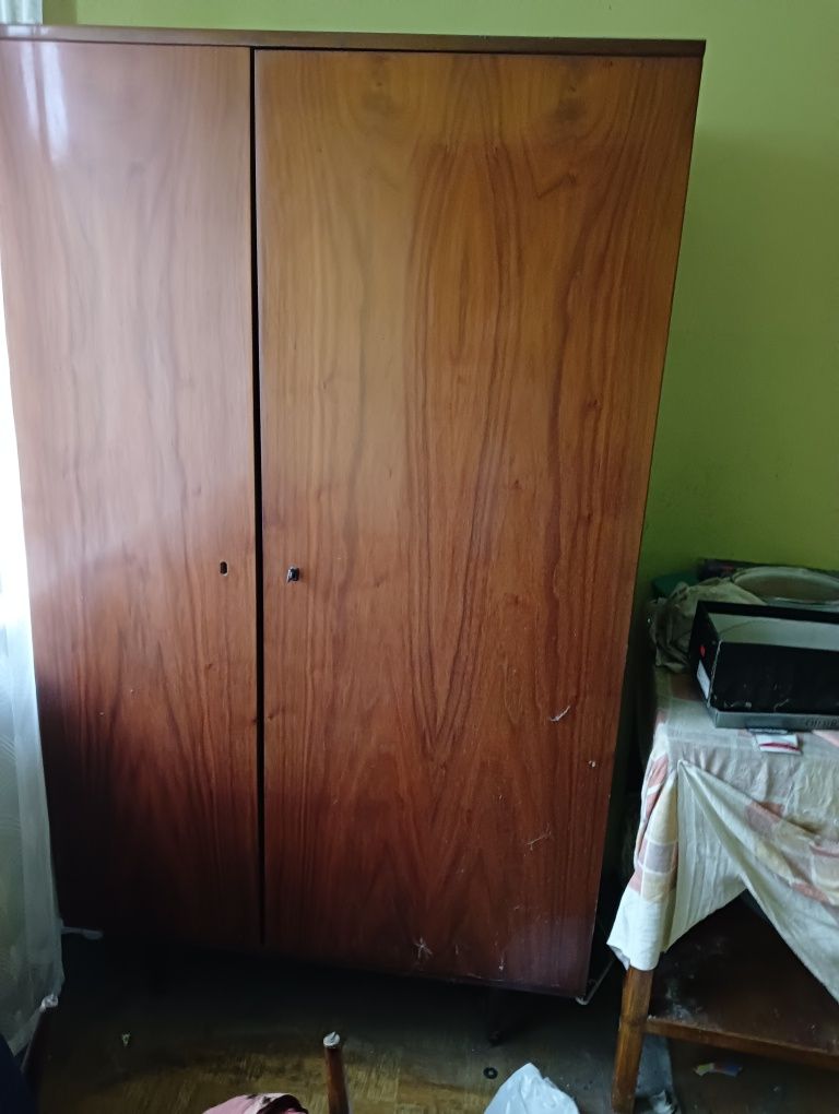 Stara szafa i stolik PRL-u zestaw