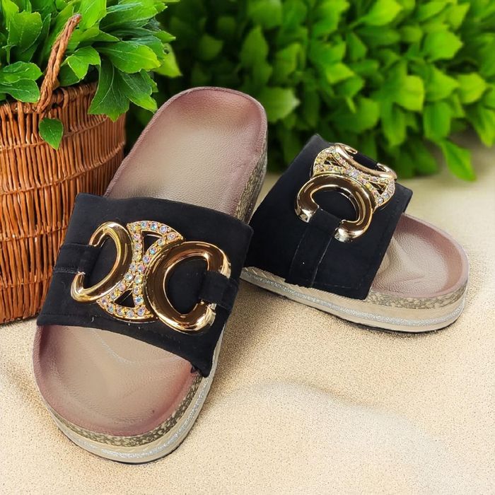 Świetne Klapki z Piękną Połyskująca Klamrą