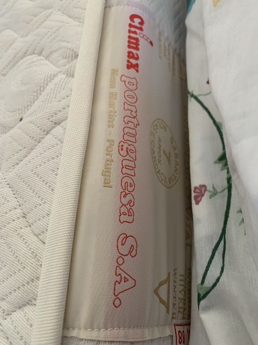 cama de  solteiro  com colchao como nova