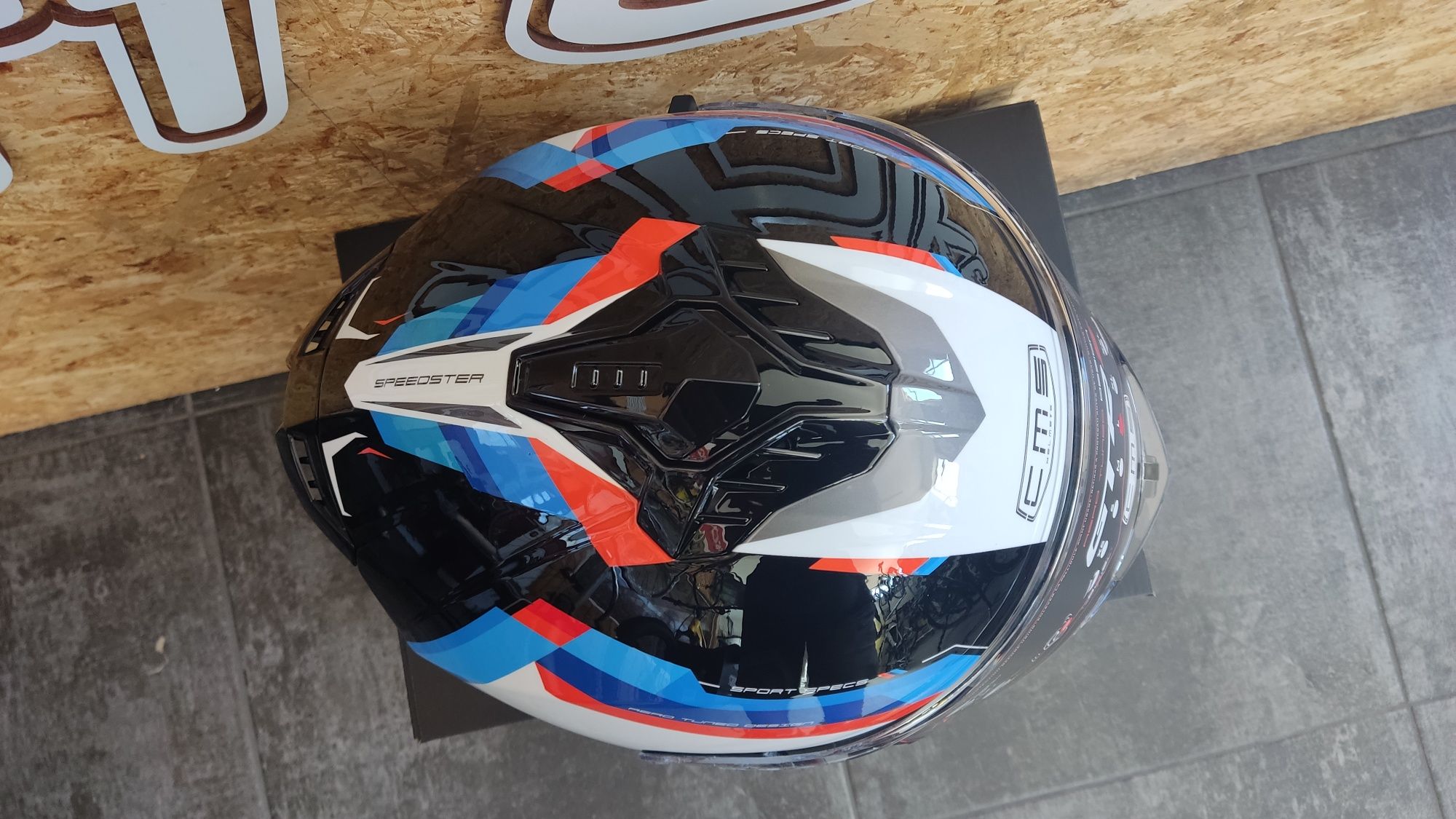 Vários modelos de capacete para mota