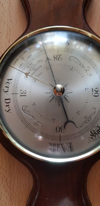 Antyk, duży barometr w drewnie pokrytym fornirem.