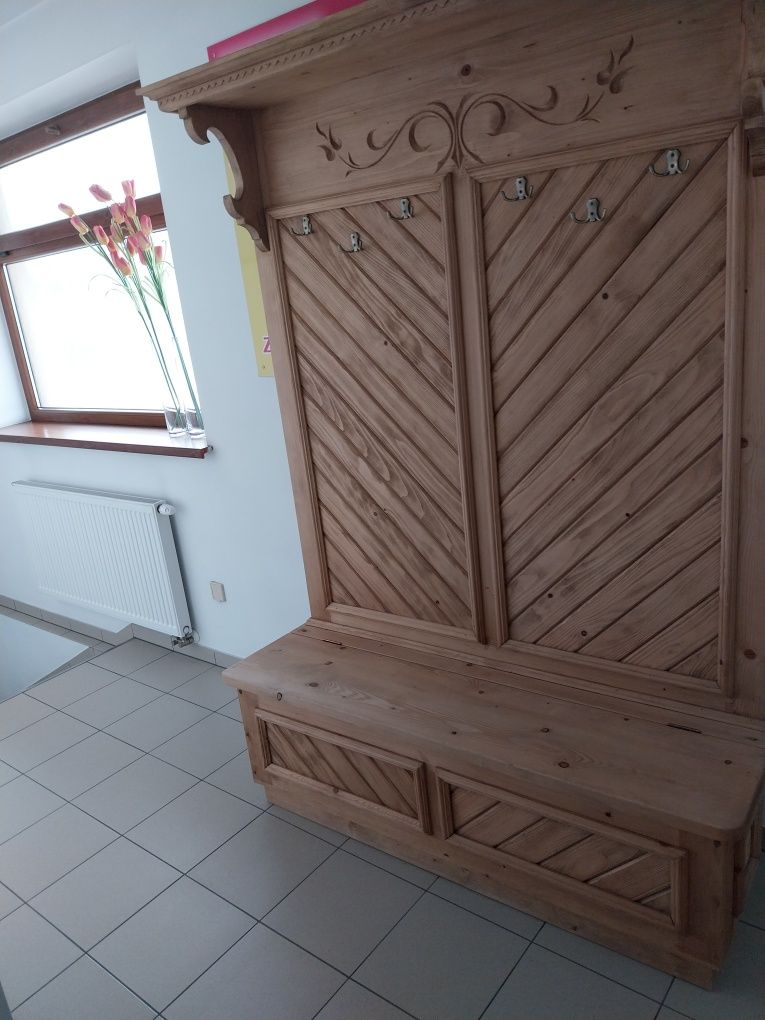 Wieszak regionalny do przedpokoju