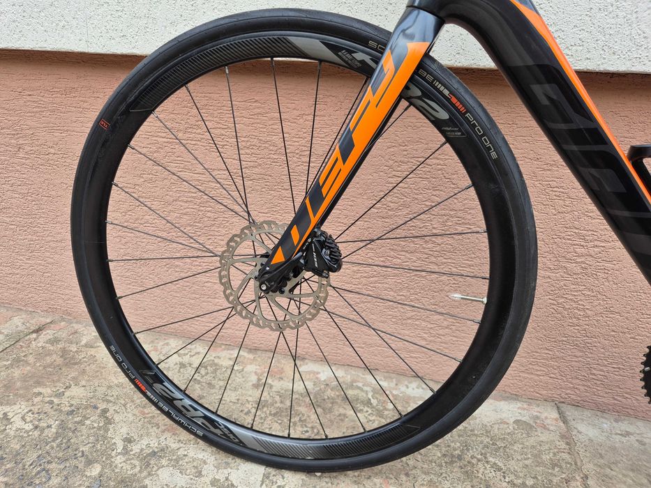 Rower szosowy Giant Defy disc, full carbon