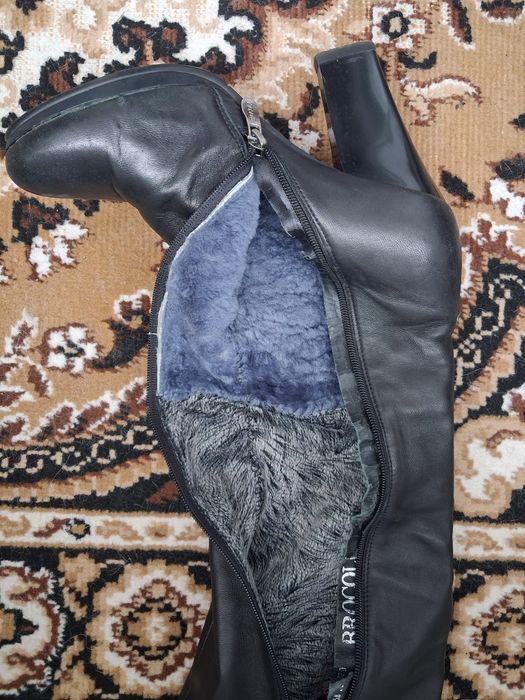 Жіночі ботфорди у гарному стані на підборах