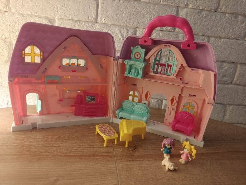 Śliczny kolorowy domek dla lalek z figurkami i mebelkami