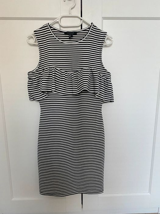 Elegancka biało czarna sukienka z baskinką rozmiar S