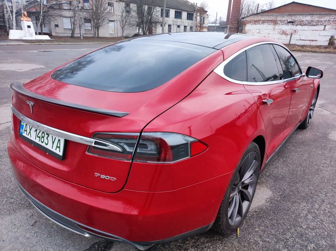 Tesla Model S P90D