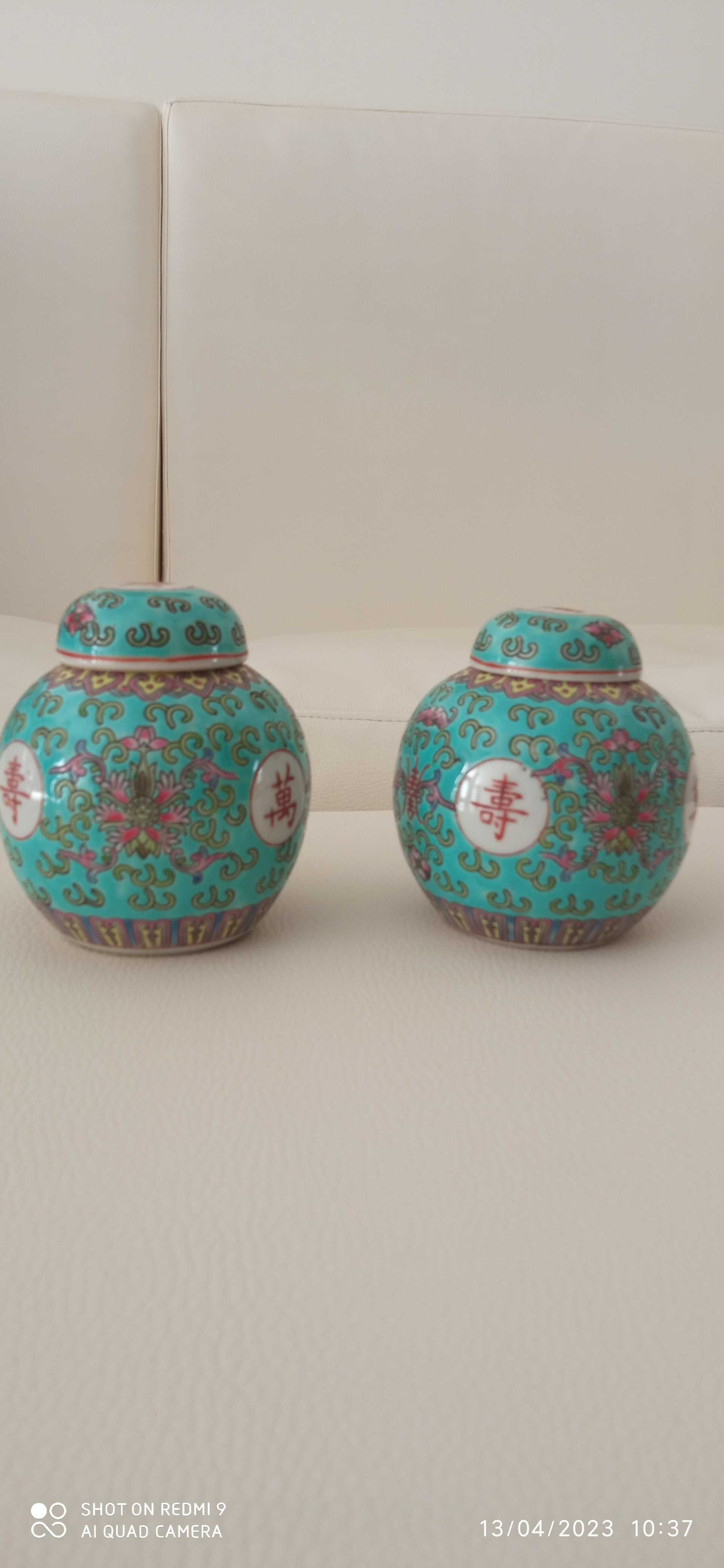 2 potes pequenos chineses com decoração em relevo de cor verde