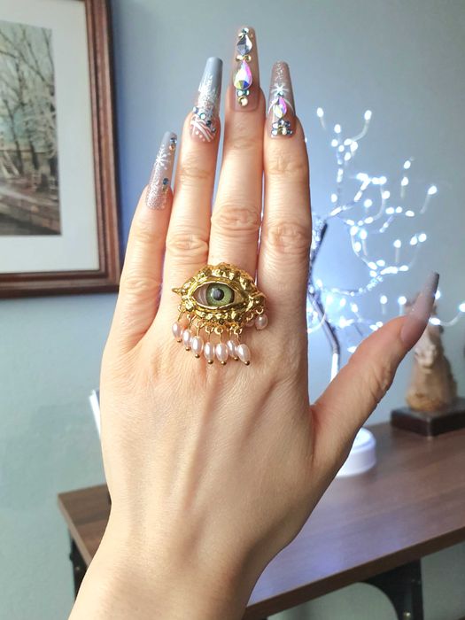 Anel surrealista olho verde, metal dourado, anel ajustável