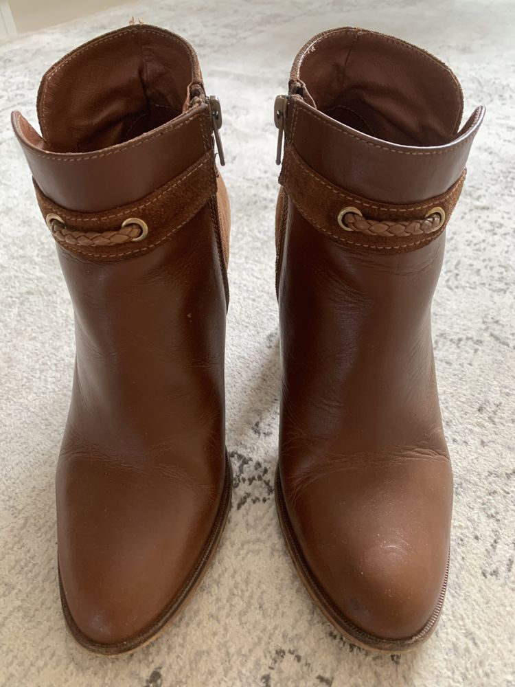 Botins em pele e camurça