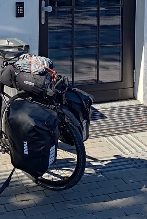 Komplet rowerowego osprzętu bagażowego: sakwy Thule i Ortlieb bagażnik