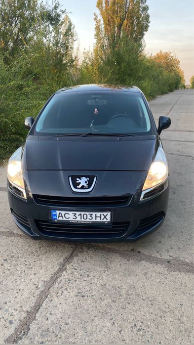 Сімейне авто Peugeout 5008