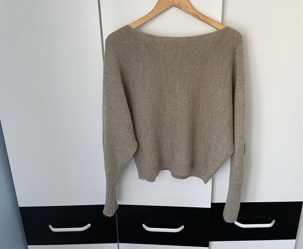 Damski sweter koloru beżowego