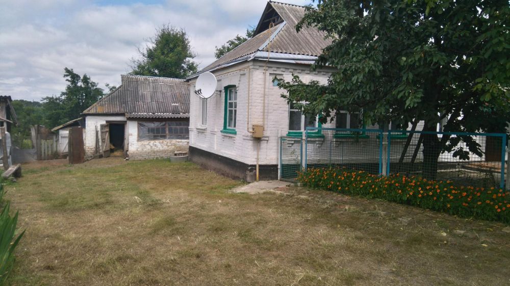Зручний будинок у тихій місцевості.