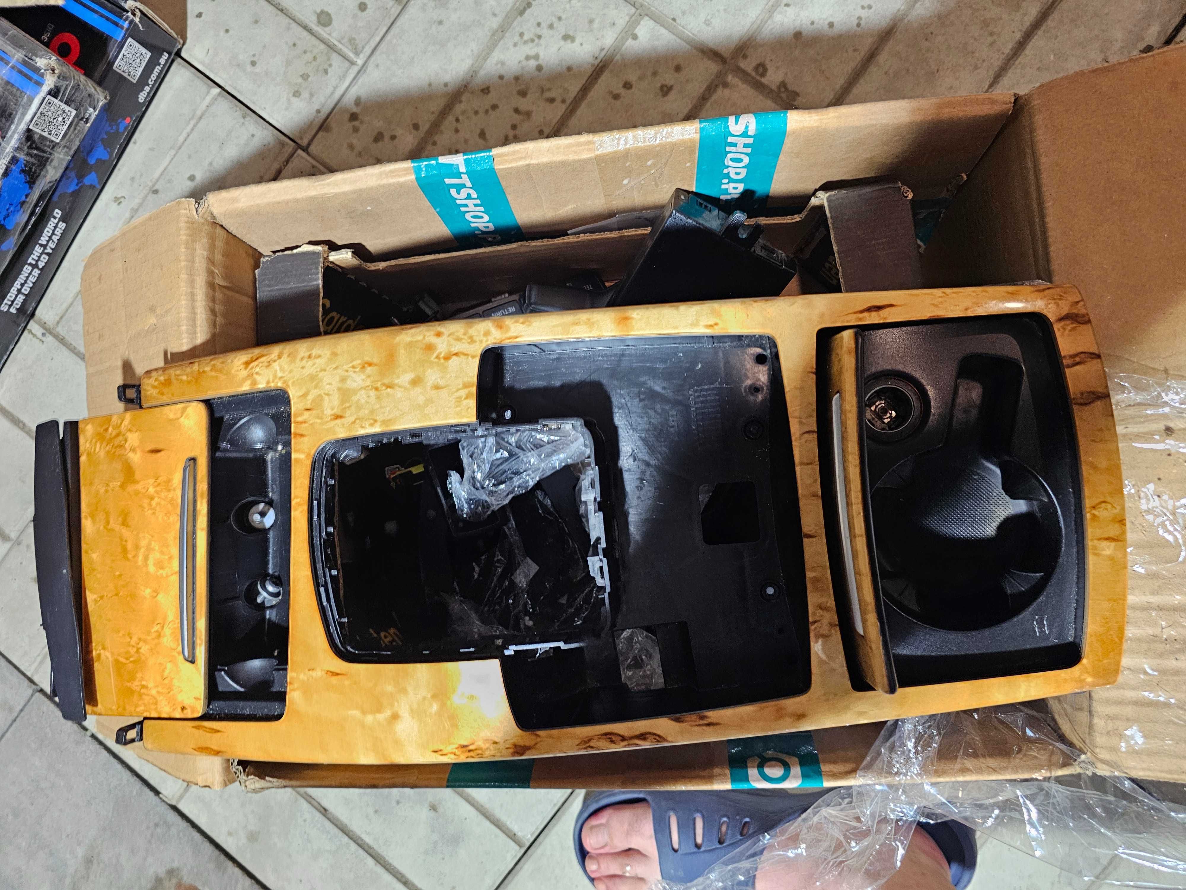 Dekor tunel środkowy audi a6 c6 4F0 stan idealny , jasny kolor POLECAM