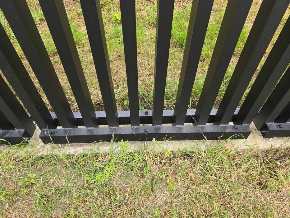 Ogrodzenie grzebieniowe nowoczesne ogrodzenie palisada pionowa