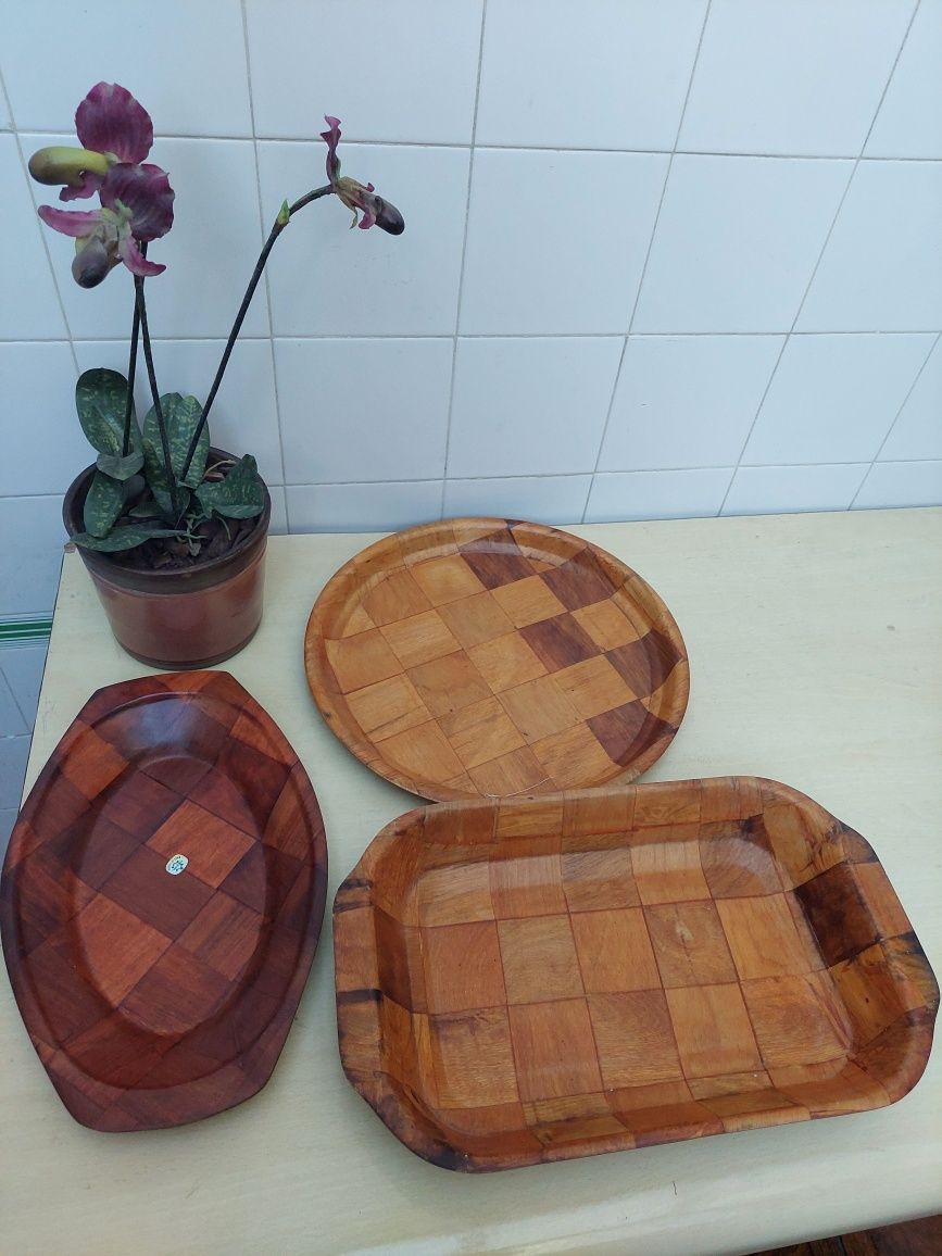 Travessas e prato antigo de madeira