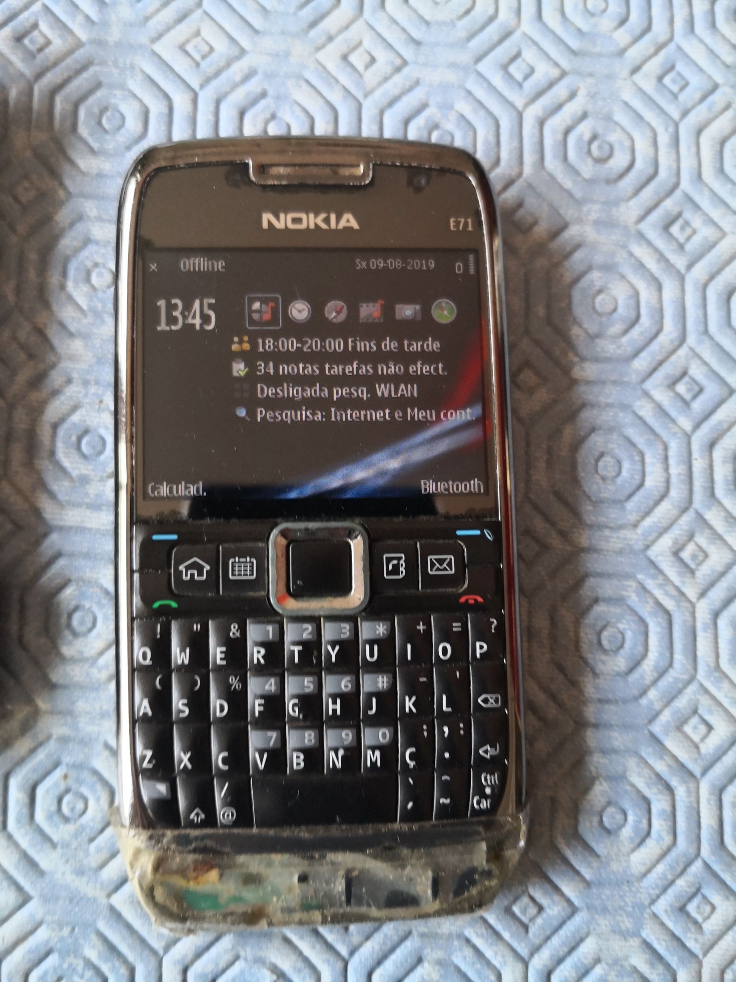 Nokia E71 Cizento a funcionar. Bloqueado Meo. Possui uma peça partida.