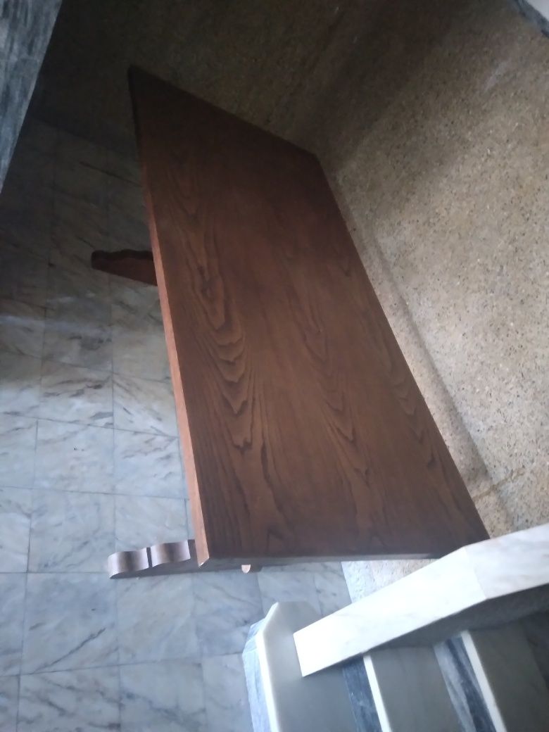 Mesa em madeira maciça