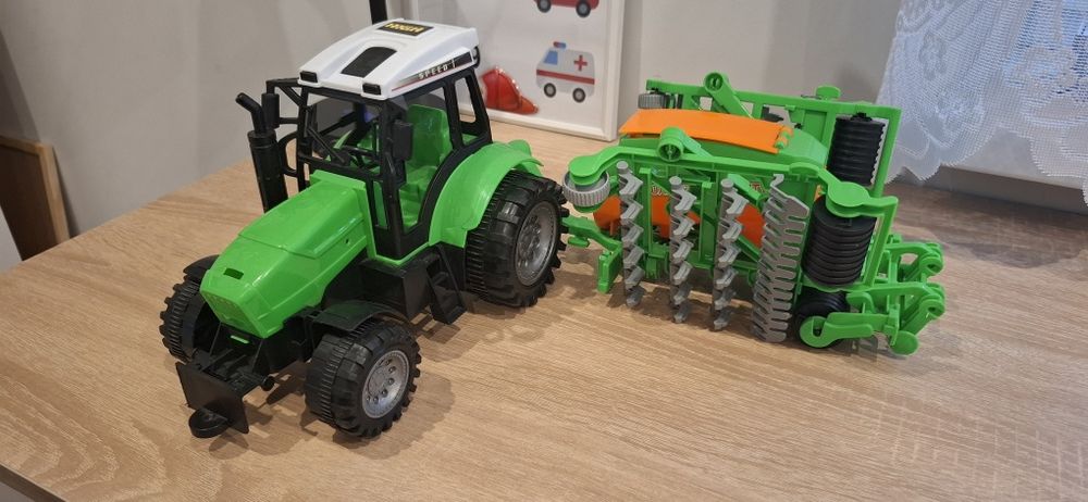 Traktor z siewnikiem