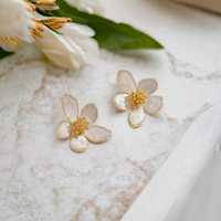 Kolczyki białe złote jasne kwiaty wkręty sztyfty