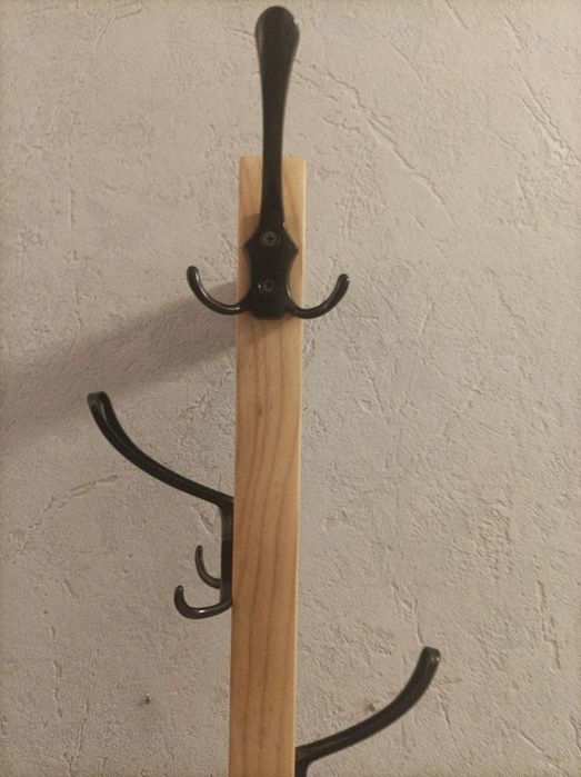 Drewniany wieszak wiszący . Nowoczesny fason