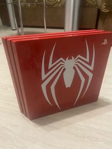 Продам PS4 Pro 1tb limited edition spider man