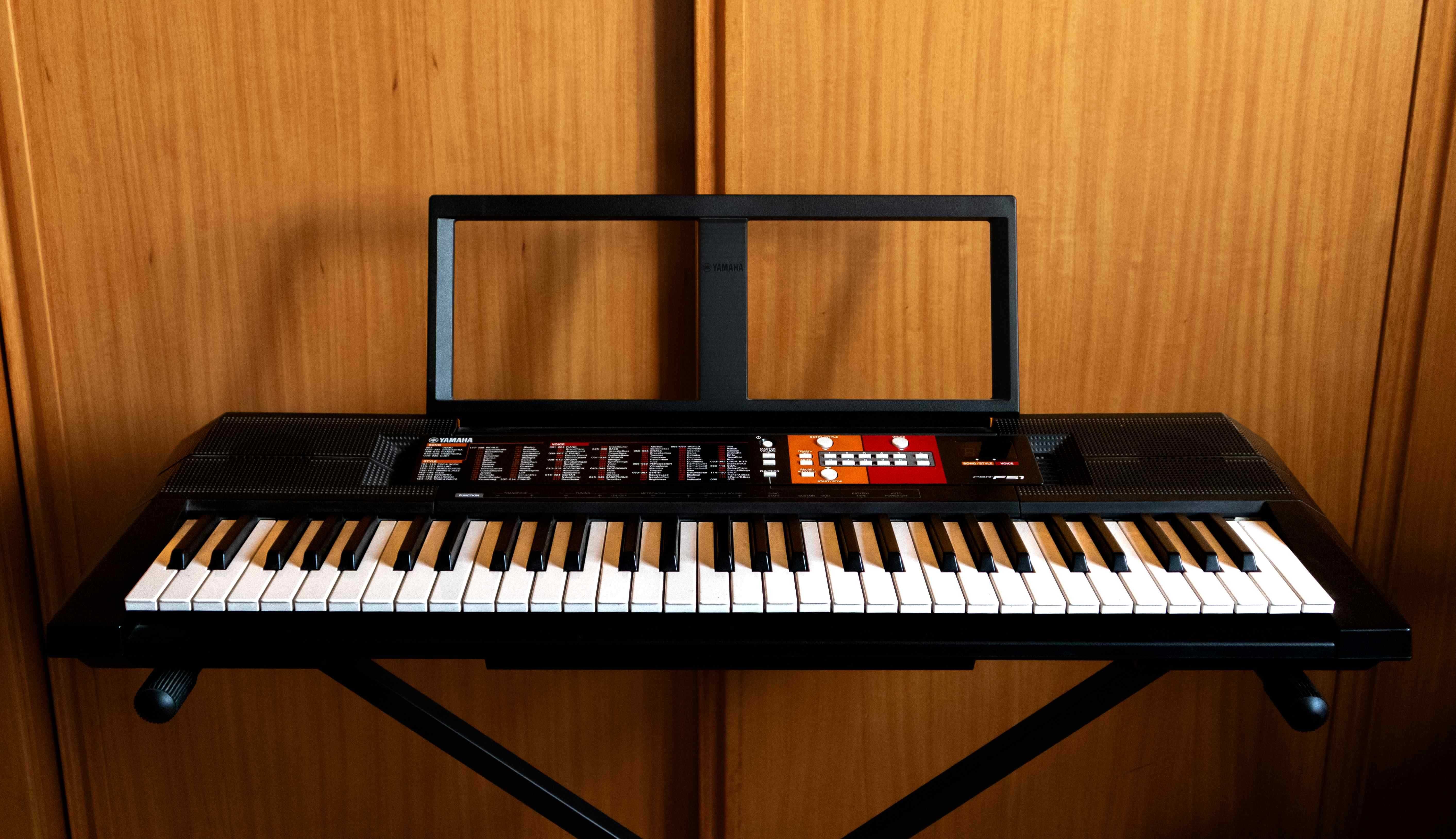 Yamaha PSR F-51 em Excelente Estado!