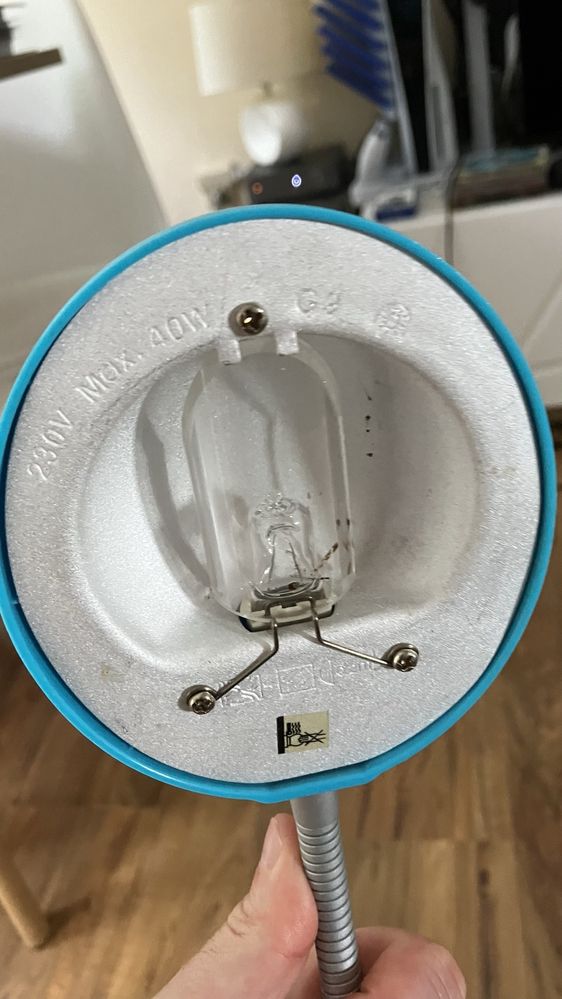 Lampka biurkowa z żarówką halogenową.