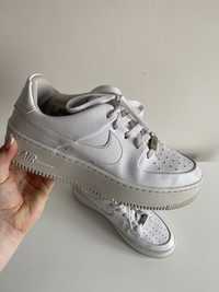 Białe buty Nike Air Force 1 Sage Low