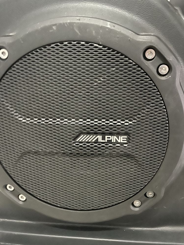 Subwoofer Alpine dla Jeepa JL Wrangler 4 drzwiowego